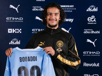 أيوب بوعدي عند تقديمه كلاعب جديد في مانشستر سيتي - 26 أغسطس 2026 - X/ManCity