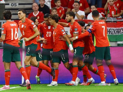 جواو كانسيلو يحتفل مع لاعبي البرتغال بهدفه في مرمى المجر في تصفيات كأس العالم 2026 - 9 سبتمبر 2025 - Reuters