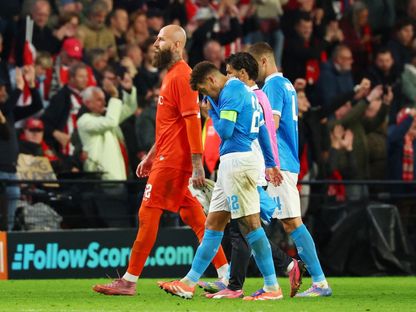 الحسرة على لاعبي نابولي بعد الهزيمة أمام أيندهوفن في دوري أبطال أوروبا - 21 أكتوبر 2025 - Reuters