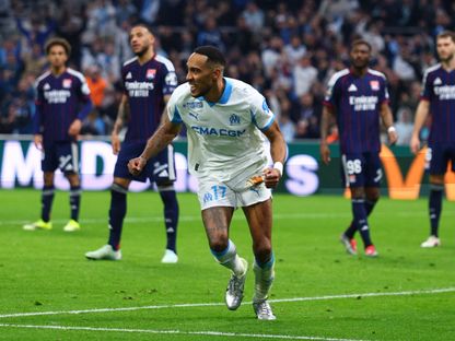 بيير إيميريك أوباميانغ يحتفل بهدفه في مباراة أولمبيك مارسيليا وليون بالدوري الفرنسي - 1 مارس 2026 - Reuters