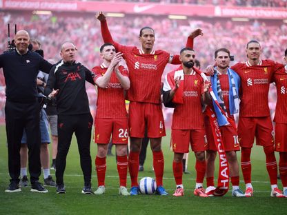 لاعبو ليفربول يحتفلون مع الجماهير بالفوز بلقب الدوري الإنجليزي الممتاز - 27 أبريل 2025 - Reuters