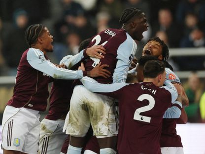 لاعبو أستون فيلا يحتفلون بالهدف الثاني أمام نيوكاسل في الدوري الإنجليزي الممتاز - 25 يناير 2026 - Action Images via Reuters