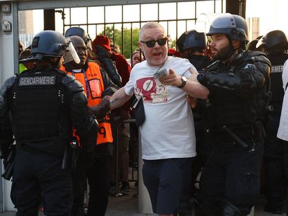 الشرطة الفرنسية تحتجز أحد المشجعين داخل استاد فرنسا قبل انطلاق نهائي دوري أبطال أوروبا - 28 مايو 2022  - REUTERS