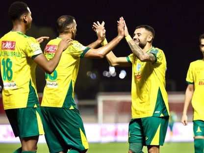 فرحة لاعبين من الخليج بتسجيل هدف في شباك الطائي بكأس خادم الحرمين الشريفين - 22 سبتمبر 2025 - X/@KingCupSA