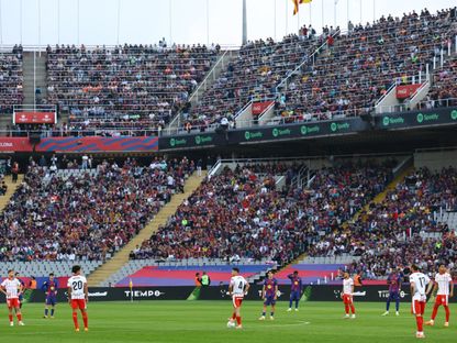 وقوف لاعبي جيرونا مع بداية المباراة ضد برشلونة في الدوري الإسباني - 18 أكتوبر 2025 - Reuters