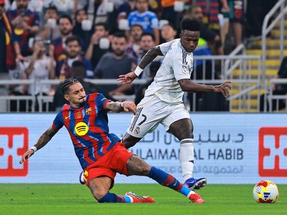 صراع على الكرة بين فينيسيوس جونيور ورافينيا في لقاء ريال مدريد وبرشلونة بنهائي السوبر الإسباني في جدة - 11 يناير 2025 - Reuters