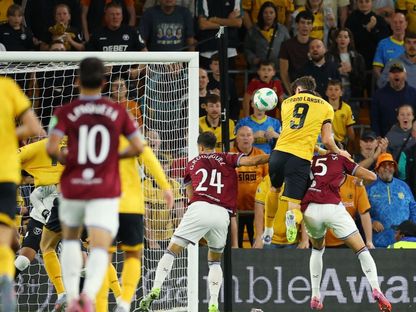 مهاجم ولفرهامبتون يورغن ستراند لارسن يسدد رأسية أمام وست هام في كأس الرابطة الإنجليزية 26-8-2025 - Reuters