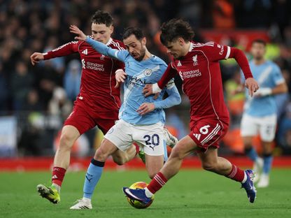 بيرناردو سيلفا في صراع مع فلوريان فيرتز وميلوس كيركيز خلال مباراة ليفربول ومانشستر سيتي بالدوري الإنجليزي الممتاز - 8 فبراير 2026 - Reuters