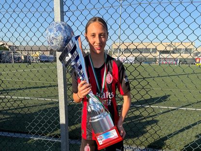 إيما مودريتش تحمل كأس غارينو بعد فوز ميلان على يوفنتوس في النهائي - 6 أبريل 2026 - X/@lucabianchin7