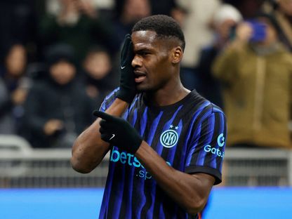 لاعب إنتر ميلان أنج يوان بوني يحتفل بالتسجيل ضد لاتسيو في الدوري الإيطالي - 9 نوفمبر 2025 - Reuters