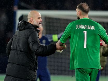 بيب غوارديولا مدرب مانشستر سيتي يتحدث مع جيانلويجي دوناروما حارس باريس سان جيرمان بعد مباراة الفريقين بدوري أبطال أوروبا - 22 يناير 2025 - Getty Images