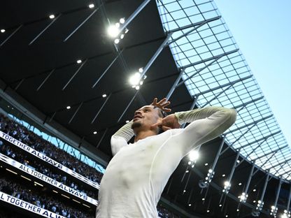 تشافي سيمونز لاعب توتنهام يحتفل بهدفه أمام برايتون بالدوري الإنجليزي - 18 أبريل 2026 - Reuters