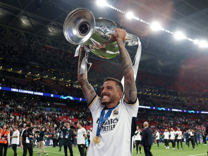 خوسيلو يرفع كأس دوري أبطال أوروبا بعد فوز ريال مدريد على بوروسيا دورتموند في النهائي – 1 يونيو 2024 - Reuters