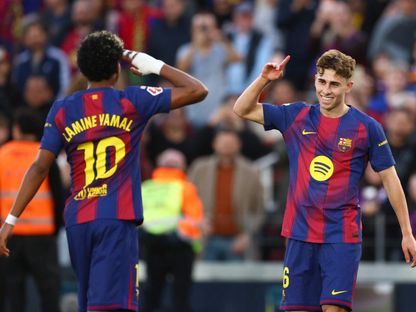 فيرمين لوبيز (إلى اليمين) يحتفل مع لامين يامال بهدف برشلونة الثالث أمام ليفانتي في الدوري الإسباني - 22 فبراير 2026 - Reuters
