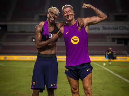 روبرت ليفاندوفسكي ولامين يامال في حصة تدريبية في جولة برشلونة الآسيوية - 30 يوليو 2025 - X/@FCBarcelona