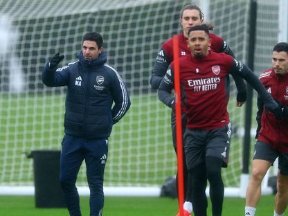 ميكيل أرتيتا في تدريبات أرسنال مع غابي مارتينيلي وريكاردو كالافيوري وغابرييل جيسوس - 27 يناير 2026 - Reuters