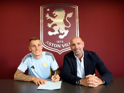 لوكاس دين خلال توقيع عقده الجديد مع أستون فيلا - 7 أغسطس 2025 - X/@AVFCOfficial
