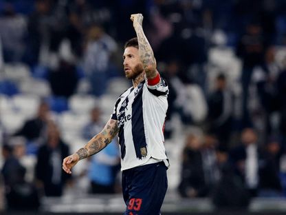 لاعب مونتيري سيرجيو راموس يحيي المشجعين بعد مباراة تولوكا في الدوري المكسيكي - 3 ديسمبر 2025 - Reuters