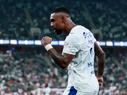 احتفال مالكوم مهاجم الهلال بتسجيل هدف في مرمى الأهلي بكلاسيكو الدوري السعودي - 19 سبتمبر 2025 - Reuters