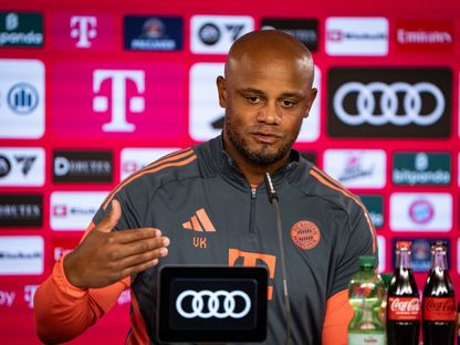 فينسنت كومباني مدرب بايرن ميونيخ في المؤتمر الصحفي قبل مواجهة أوغسبورغ في الدوري الألماني - 29 أغسطس 2025 - X/@FCBayern