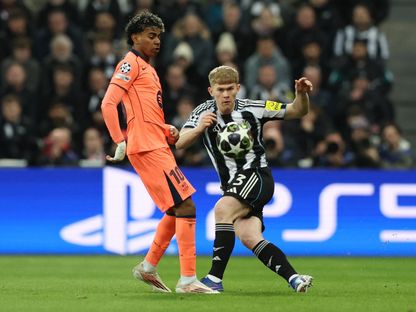 لاعب نيوكاسل يونايتد لويس هال في مواجهة لامين يامال لاعب برشلونة بدوري أبطال أوروبا - 10 مارس 2026 - Reuters