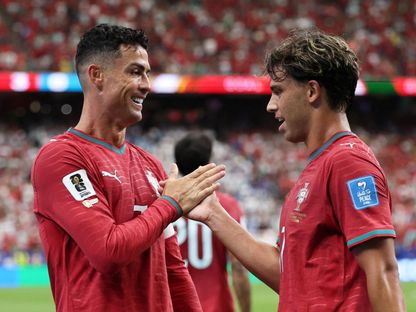 كريستيانو رونالدو قائد البرتغال وزميله جواو فيليكس يحتفلان بهدف أمام أوزبكستان في كأس العالم - 23 يونيو 2026 - Reuters