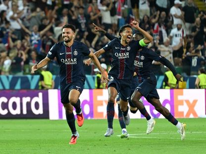 لاعبو باريس سان جيرمان يحتفلون بالتتويج بكأس السوبر الأوروبية على حساب توتنهام - 13 أغسطس 2025 - Reuters