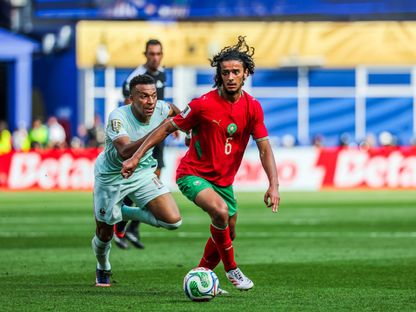 المغربي أيوب بوعدي يستحوذ على الكرة أمام نجم فرنسا كيليان مبابي في ربع نهائي كأس العالم 2026 - 10 يوليو 2026 - Getty Images