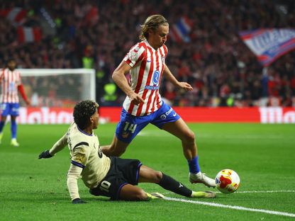 صراع على الكرة بين ماركوس يورنتي ولامين يامال خلال مباراة أتلتيكو مدريد وبرشلونة في نصف نهائي كأس ملك إسبانيا - 12 فبراير 2026 - REUTERS