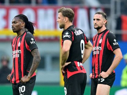 لاعبو ميلان رافائيل لياو وأدريان رابيو ونيكلاس فولكروغ خلال مباراة أودينيزي في الدوري الإيطالي - 11 أبريل 2026 - Reuters