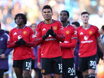 كاسيميرو ولاعبو مانشستر يونايتد يوجهون التحية للجماهير عقب التعادل مع ليدز يونايتد - 4 يناير 2025 - REUTERS