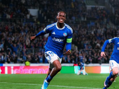 احتفال عبدول واتارا لاعب ستراسبورغ بتسجيل هدف في مرمى ماينز بدوري المؤتمر الأوروبي - 16 أبريل 2026 - X/@RCSA