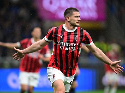 الصربي لوكا يوفيتش لاعب ميلان يحتفل بهدفه في شباك إنتر ميلان بنصف نهائي كأس إيطاليا - 23 أبريل 2025 - Reuters
