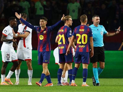 لاعبو برشلونة يحتجون على الحكم بمباراة باريس سان جيرمان في دوري أبطال أوروبا - 1 أكتوبر 2025 - Reuters