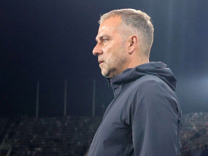 هانزي فليك في مباراة برشلونة ضد دورتموند في دوري أبطال أوروبا 9-4-2025 - Reuters