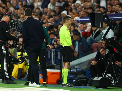 الحكم الفرنسي كليمون توربان خلال تحققه من ركلة جزاء مانشستر سيتي في مباراة ريال مدريد بدوري الأبطال - 10 ديسمبر 2025 - Reuters