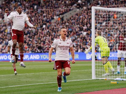لياندرو تروسار لاعب أرسنال يحتفل بهدفه في مرمى وست هام يونايتد في الدوري الإنجليزي الممتاز - 10 مايو 2026 - Action Images via Reuters