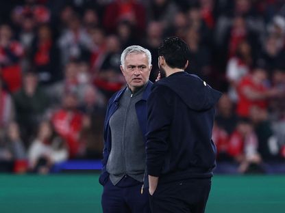 جوزيه مورينيو مدرب بنفيكا في حديث مع مدرب ريال مدريد ألفارو أربيلوا بعد واقعة فينيسيوس وبريستياني في ذهاب ملحق ثمن نهائي أبطال أوروبا - 19 فبراير 2026 - Reuters