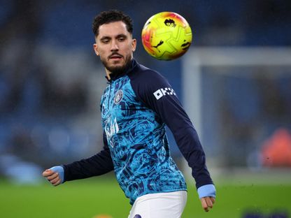 ريان شرقي لاعب مانشستر سيتي يقوم بعملية الإحماء قبل مواجهة نيوكاسل يونايتد في الدوري الإنجليزي الممتاز - 21 فبراير 2026 - Reuters
