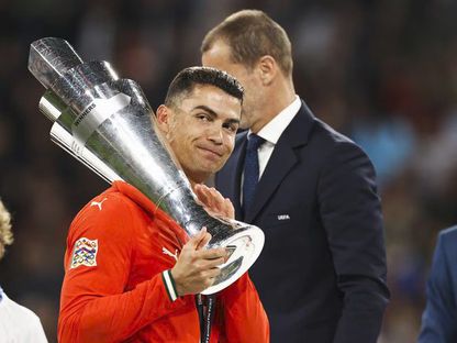 كريستيانو رونالدو بعد تسلّمه كأس دوري الأمم الأوروبية من رئيس "يويفا" ألكسندر تشيفيرين إثر فوز البرتغال على إسبانيا في النهائي – 9 يونيو 2025 - uefa.com