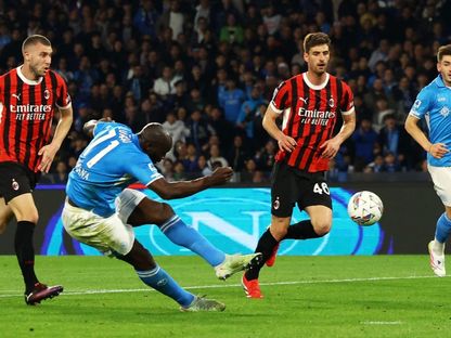 روميلو لوكاكو يسجل هدفاً في مباراة نابولي وميلان بالدوري الإيطالي 30-3-2025 - Reuters
