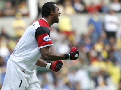 برونو فيرنانديز حارس مرمى فلامنغو (2008) خلال مواجهة كلوب أميركا المكسيكي في كوبا ليبيرتادوريس - 30 أبريل 2008 - Reuters