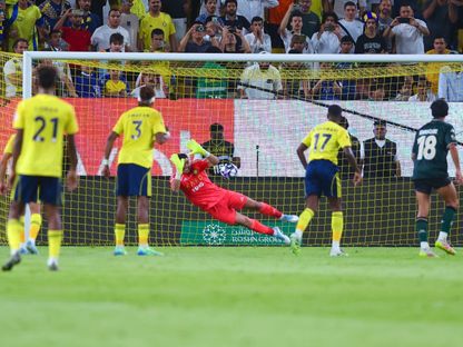 راغد النجار حارس النصر لحظة تصديه لركلة جزاء خلال مواجهة الخلود بالدوري السعودي - 14 سبتمبر 2025 - X/@AlNassrFC