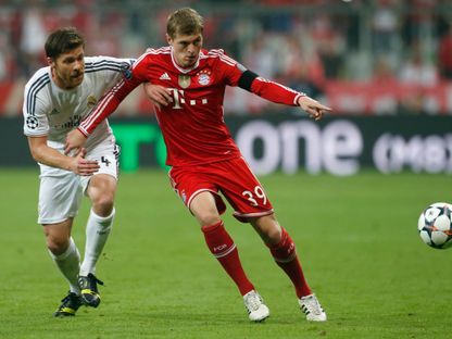 تشابي ألونسو لاعب ريال مدريد في صراع مع توني كروس لاعب بايرن ميونيخ في إياب نصف نهائي دوري أبطال أوروبا - 29 أبريل 2014 - Reuters