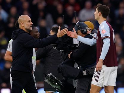 باو توريس مدافع أستون فيلا يصافح بيب غوارديولا مدرب مانشستر سيتي - 26 أكتوبر 2025 - REUTERS