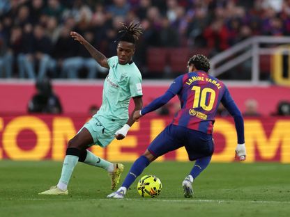 نيكو ويليامز لاعب أتلتيك بلباو في صراع على الكرة مع لامين يامال مهاجم برشلونة في مواجهة الفريقين في الدوري الإسباني - 22 نوفمبر 2025 - Reuters