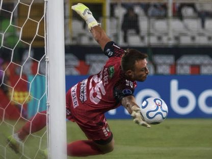 حارس مرمى باليستينو التشيلي سيباستيان بيريز ينقذ ركلة جزاء 3 مرات أمام غريميو - 30 أبريل 2026 - @CDPalestinoSADP/x