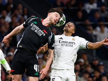 ديكلان رايس لاعب أرسنال في صراع مع جود بيلينغهام لاعب ريال مدريد في مباراة الفريقين بدوري أبطال أوروبا - 17 أبريل 2025 - Reuters