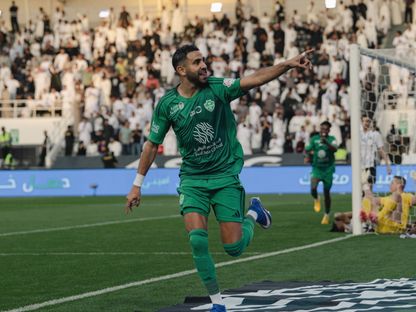 احتفال رياض محرز نجم الأهلي بتسجيل هدف في مرمى الشباب بالدوري السعودي - 13 فبراير 2026 - X/@ALAHLI_FC