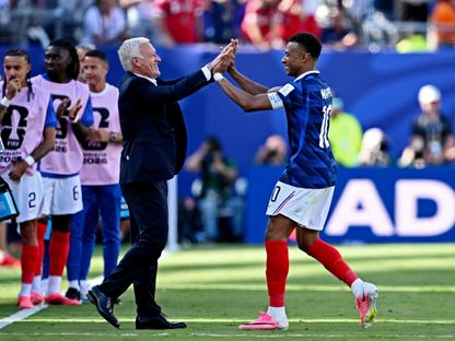ديدييه ديشان مدرب فرنسا يحتفل مع مبابي بالفوز على السنغال - 16 يونيو 2026 - Reuters
